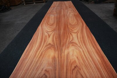 Rozenhout fineer 276 x 28-32 cm | 0.6 mm | 0,828 m2 | XXL