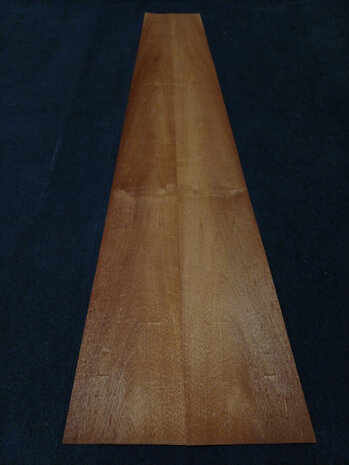 Swietenia Mahonie fineer 246 x 26,5 - 18,5 cm | 0.6 mm | 0,8795 m&sup2;